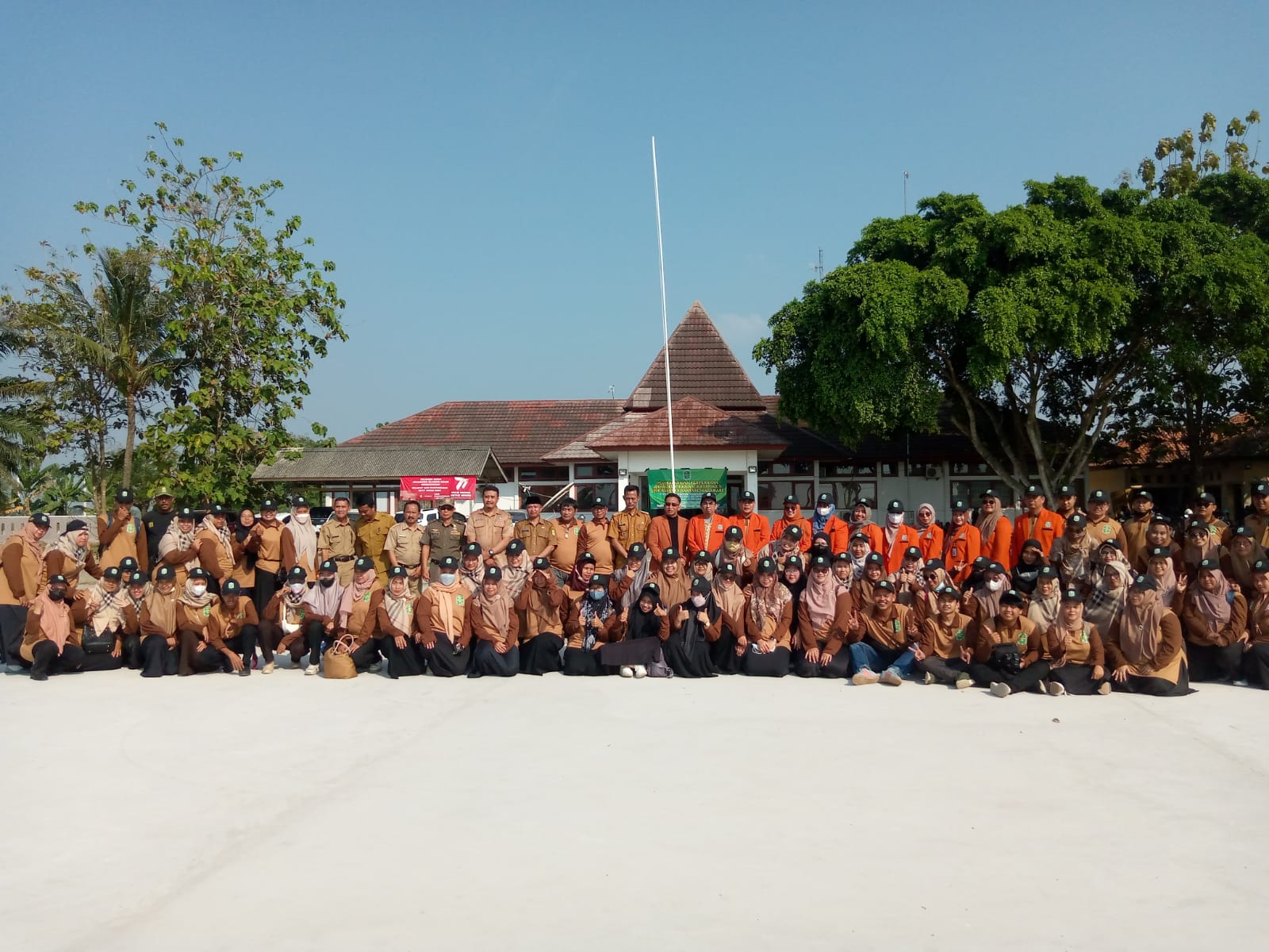 Kucur Beasiswa di Desa KKN, Camat Cilamaya Kulon: Terima Kasih STIT Rakeyan Santang Karawang