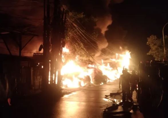 Kebakaran Lapak Barang Bekas di Bekasi, Sejumlah Rumah Ikut Hangus Dilahap si Jago Merah