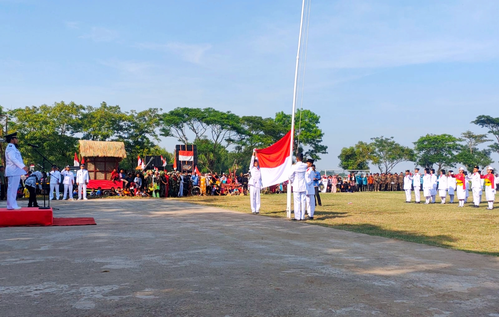 Antusias Warga Pedes Mengikuti Upacara Kemerdekaan, Kesenian Tradisional Karawang Ikut Meramaikan 