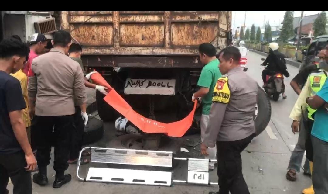 Diduga Minimnya Penerangan dan Ngantuk, Pengendara Motor Tewas di Kolong Truk