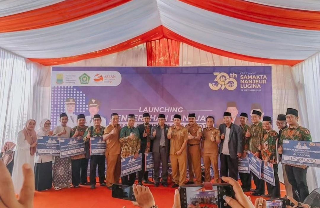 HOREE!!! Bupati Karawang Serahkan Bantuan Operasional ke DTA Rp 10 M