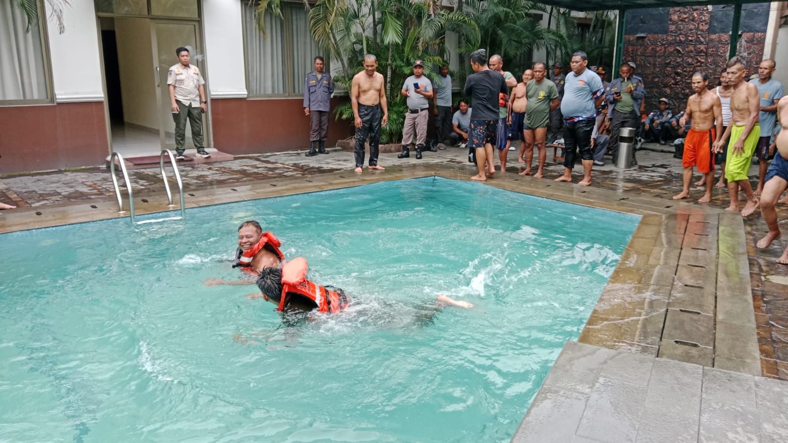 Tingkatkan Skill, Sebanyak 70 Anggota Linmas di Cikarang Selatan Dapat Pelatihan Penyelamatkan Orang Tenggelam