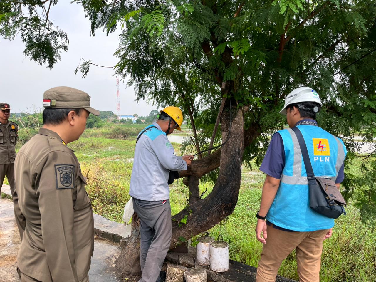 Satpol PP Karawang dan PLN Tertibkan kWh Meter Ilegal di Akses Tol Karawang Barat