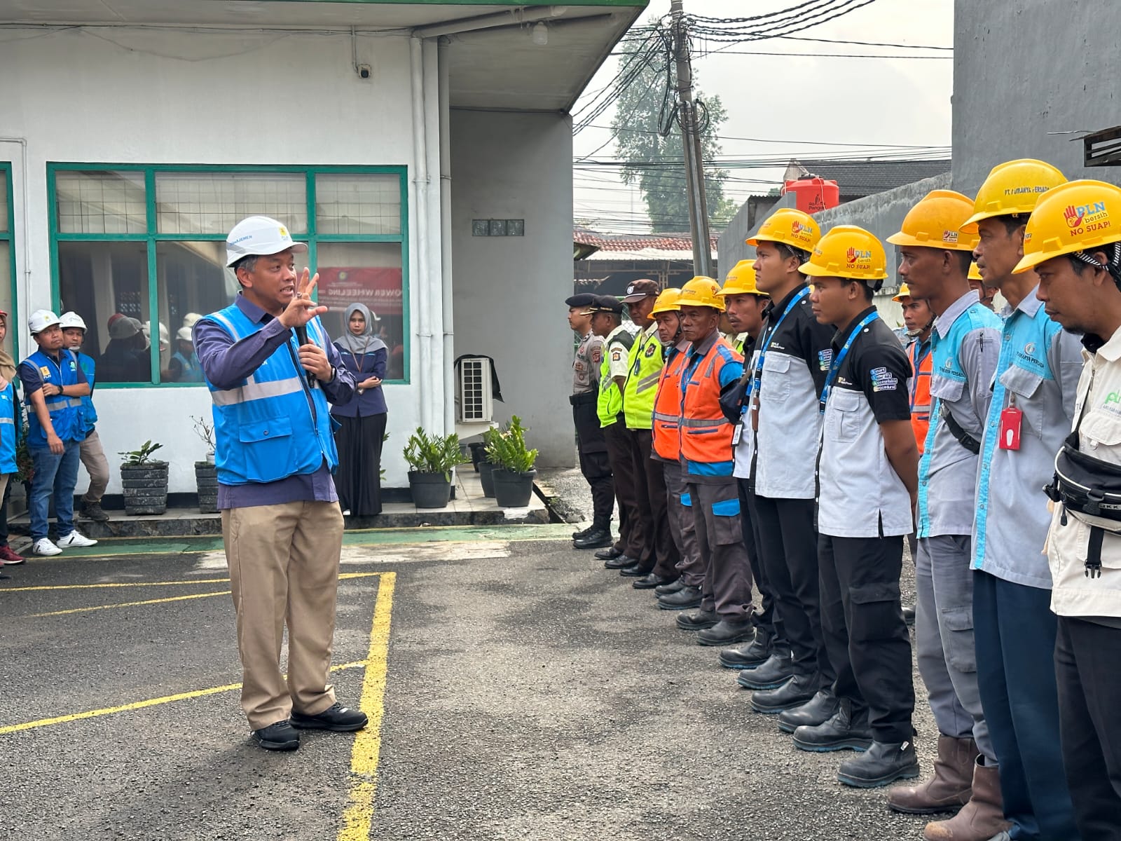 PLN UP3 Karawang Gelar Briefing Edukasi K3-Peningkatan Pelayanan ke Pelanggan untuk Petugas Mitra Kerja