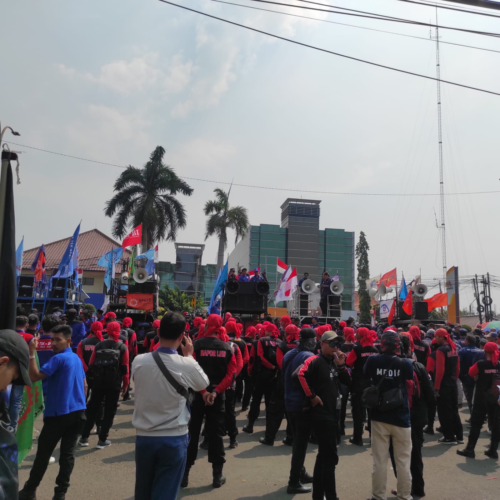 Aksi Buruh di Kantor Pemkab Karawang, Tuntut Cabut UU Cipta Kerja hingga Upah Naik