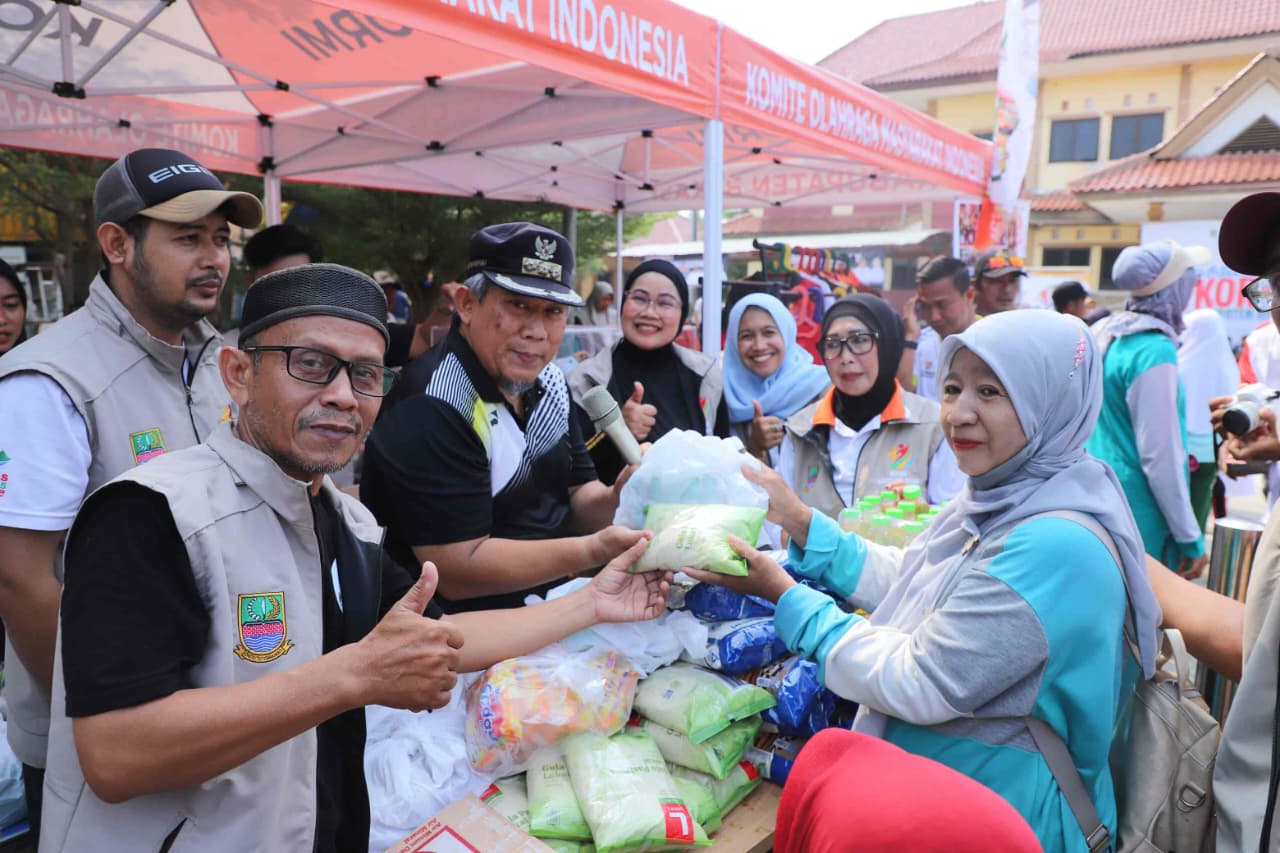 Geliatkan Olahraga Masyarakat di Wilayah Utara, TP-PKK dan KORMI Helat Bazar Sembako Murah di Muaragembong