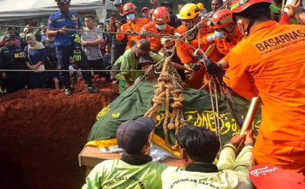 Prosss Pemakaman Pemuda Asal Tangerang dengan Bobot 300 Kilogram Dibantu Basarnas dan Damkar