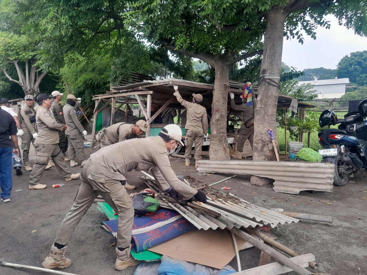 Satpol PP Karawang Tertibkan 63 Bangunan Liar di Gerbang Tol Karawang Timur