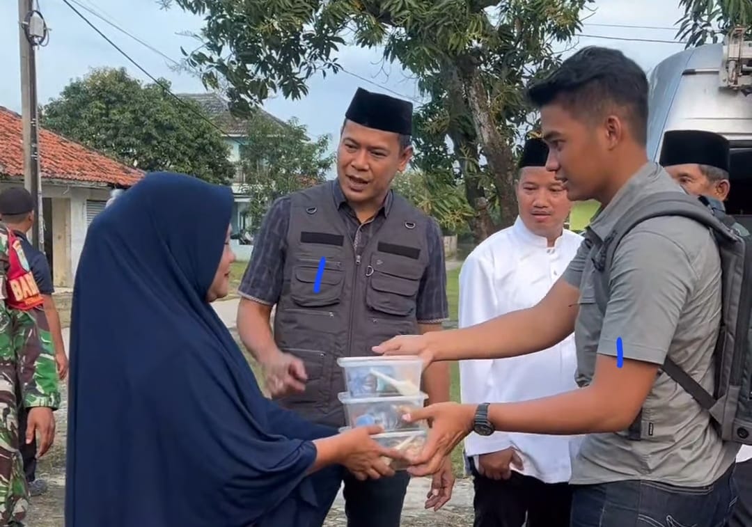 Bapenda Karawang Berbagi 1000 Takjil untuk Korban Banjir di Desa Karangligar