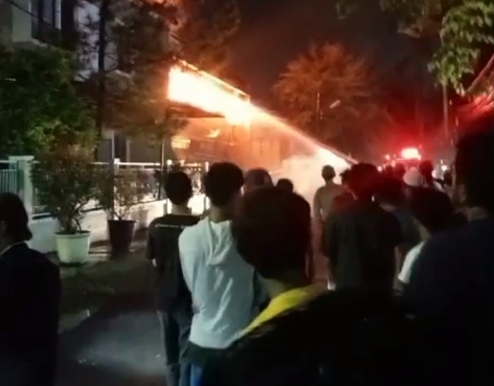 Si Jago Merah Mengamuk, Toko Baju di Nagasari Karawang Ludes Terbakar