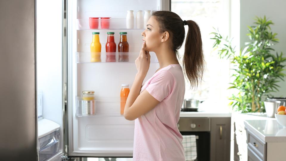 Menjaga Suhu Kulkas, Intip Tips Menarik Mengatasi Kulkas yang Bau Makanan