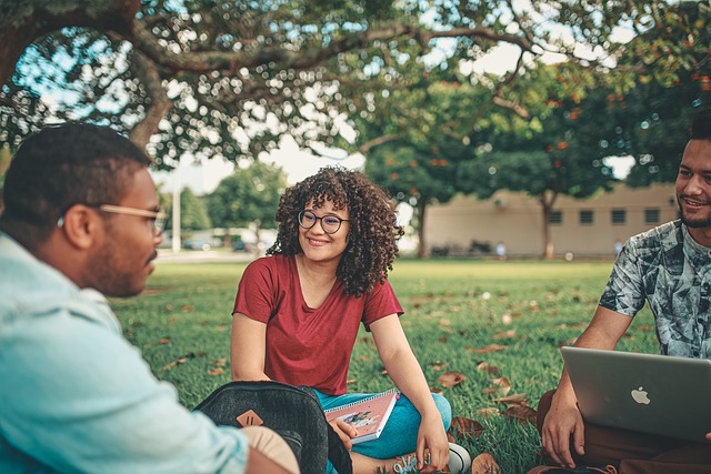 Apakah Kamu Termasuk? Ciri-ciri Kepribadian Ambivert, di Tengah-tengah Ekstrovert dan Introvert