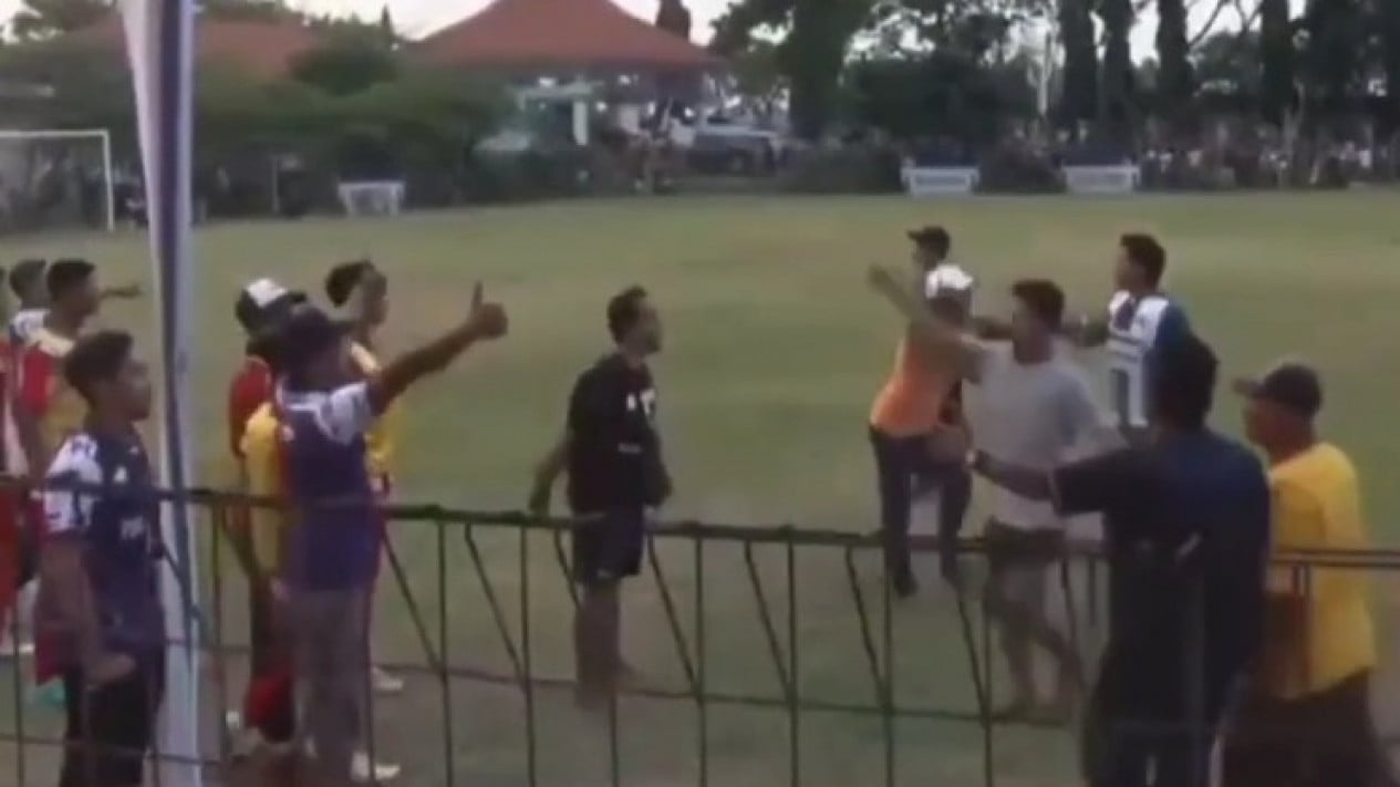 Laga Sepak Bola Tarkam di Cibitung Ricuh, Penonton dan Pemain Adu Jotos