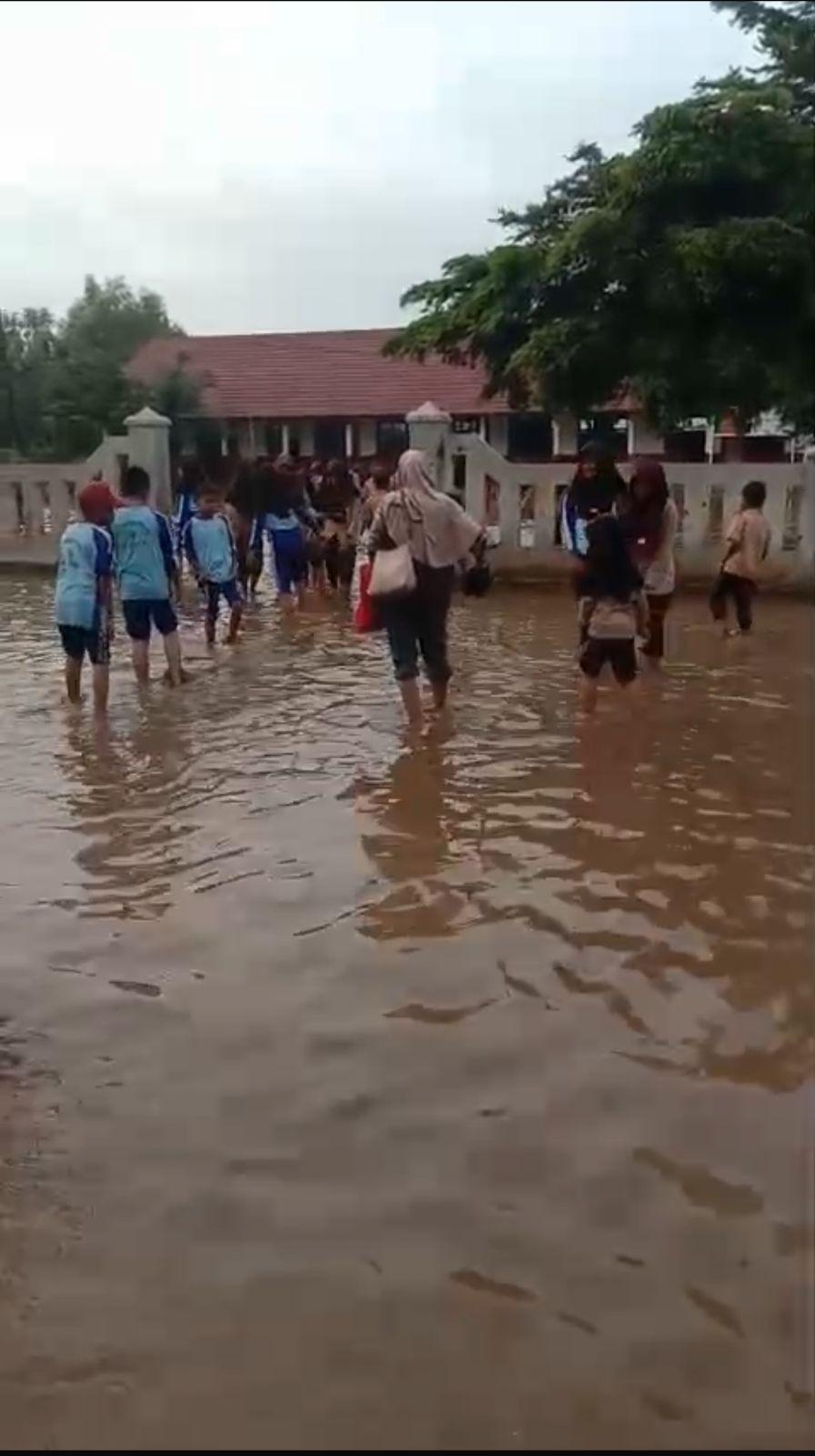 Hujan Deras Terus Mengguyur Karawang, Puluhan Sekolah Terendam Banjir, KBM Terganggu