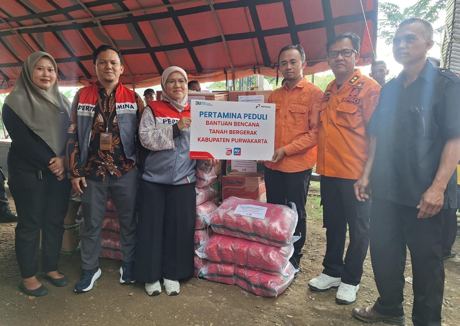 Pertamina Patra Niaga JBB Salurkan Bantuan untuk Korban Terdampak Bencana Pergeseran Tanah di Purwakarta
