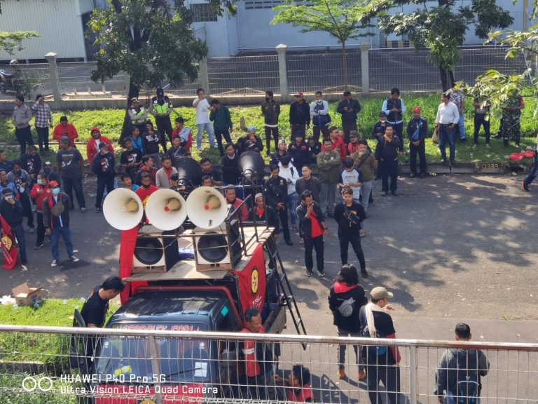 PHK Sepihak, FPBI Gelar Aksi di Depan PT Sintertech Indonesia