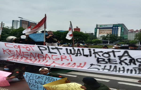 Aksi Lanjutan, Ratusan Gabungan LSM Geruduk Kemendagri Tuntut Plt Wali Kota Bekasi Dicopot