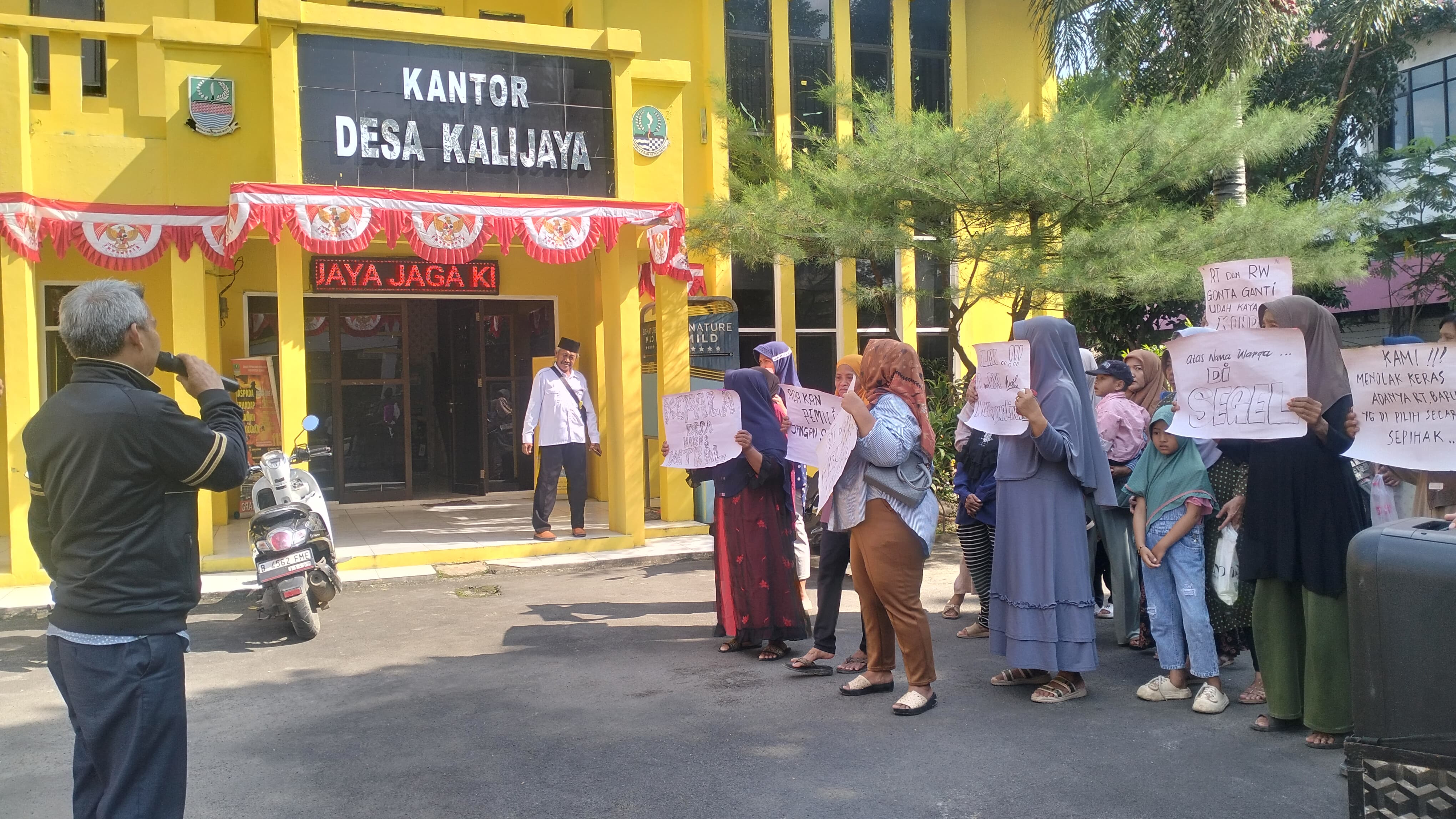 Warga Ketapang Demo Karena Ganti RT RW Tanpa Musyawarah, Ini Penjelasan Kades Kalijaya Cikarang Barat