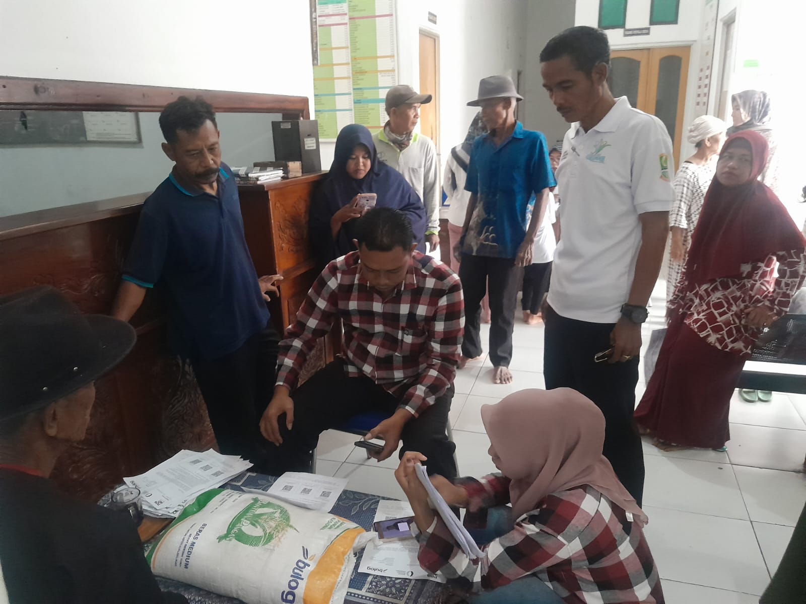 Pemdes Karangligar Salurkan Bantuan Pangan CBP Tahap III Pada Ratusan KPM