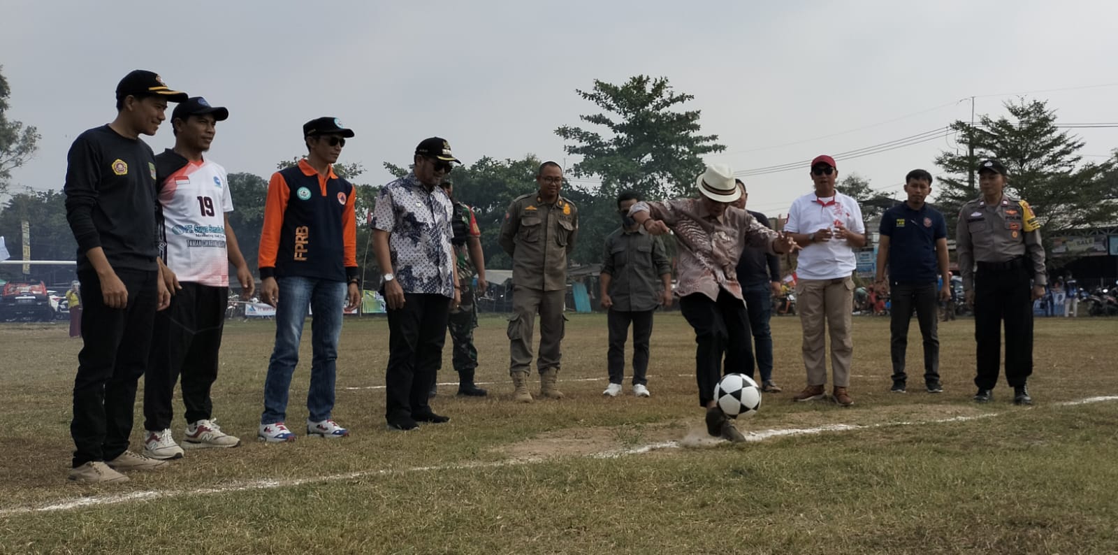 Diawali Juggling Bola, Abah Kunang Membuka Turnamen Sepakbola Sukadami Cup