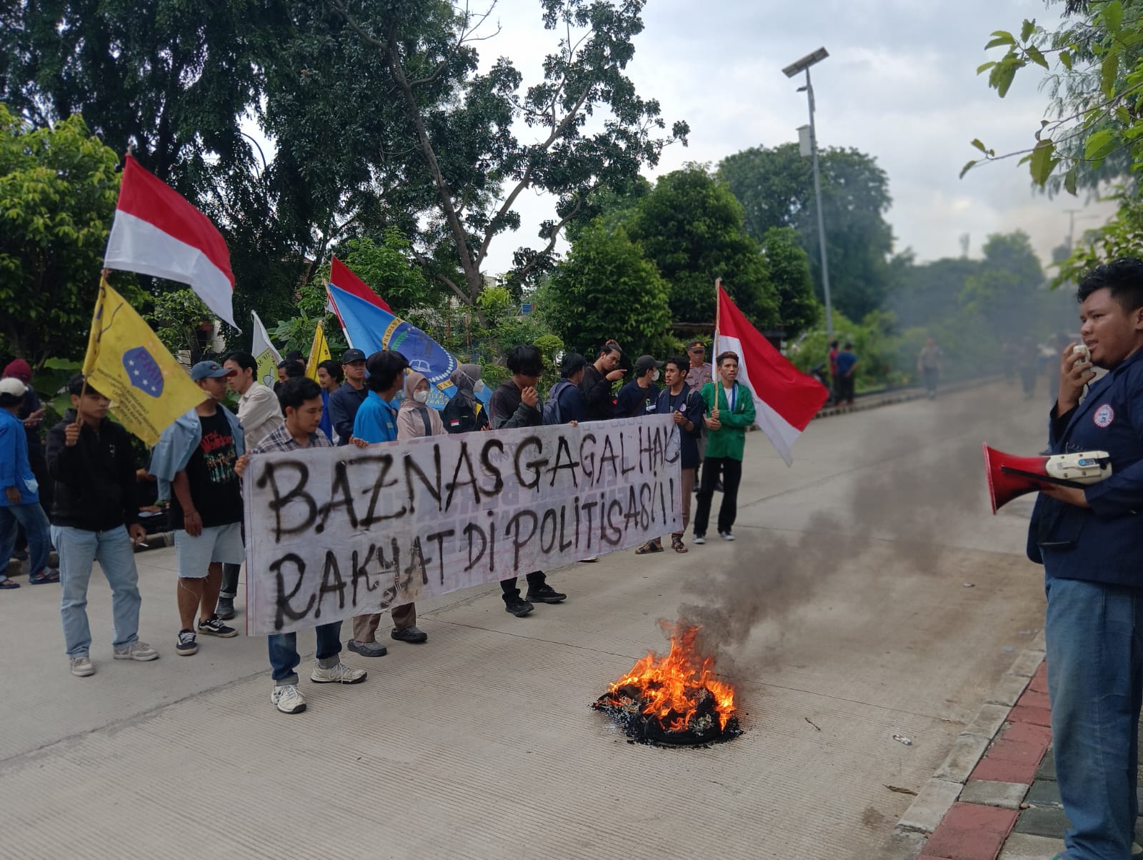 Mahasiswa Kembali Gelar Aksi di Depan Gedung Baznas Kota Bekasi