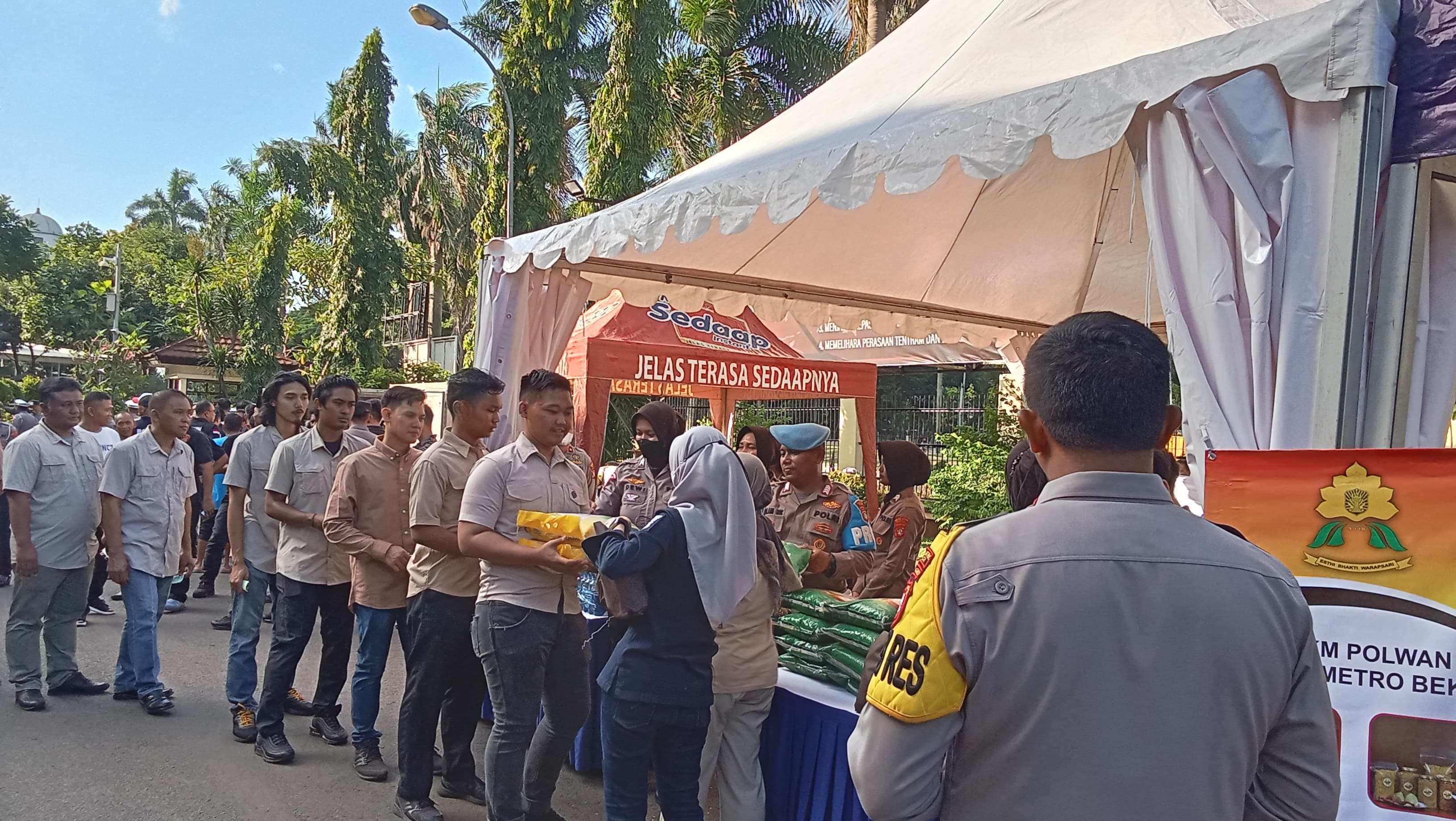 Ramadhan Berkah, Polres Metro Bekasi Bagikan 350 Paket Sembako Gratis ke Masyarakat dan Anggota