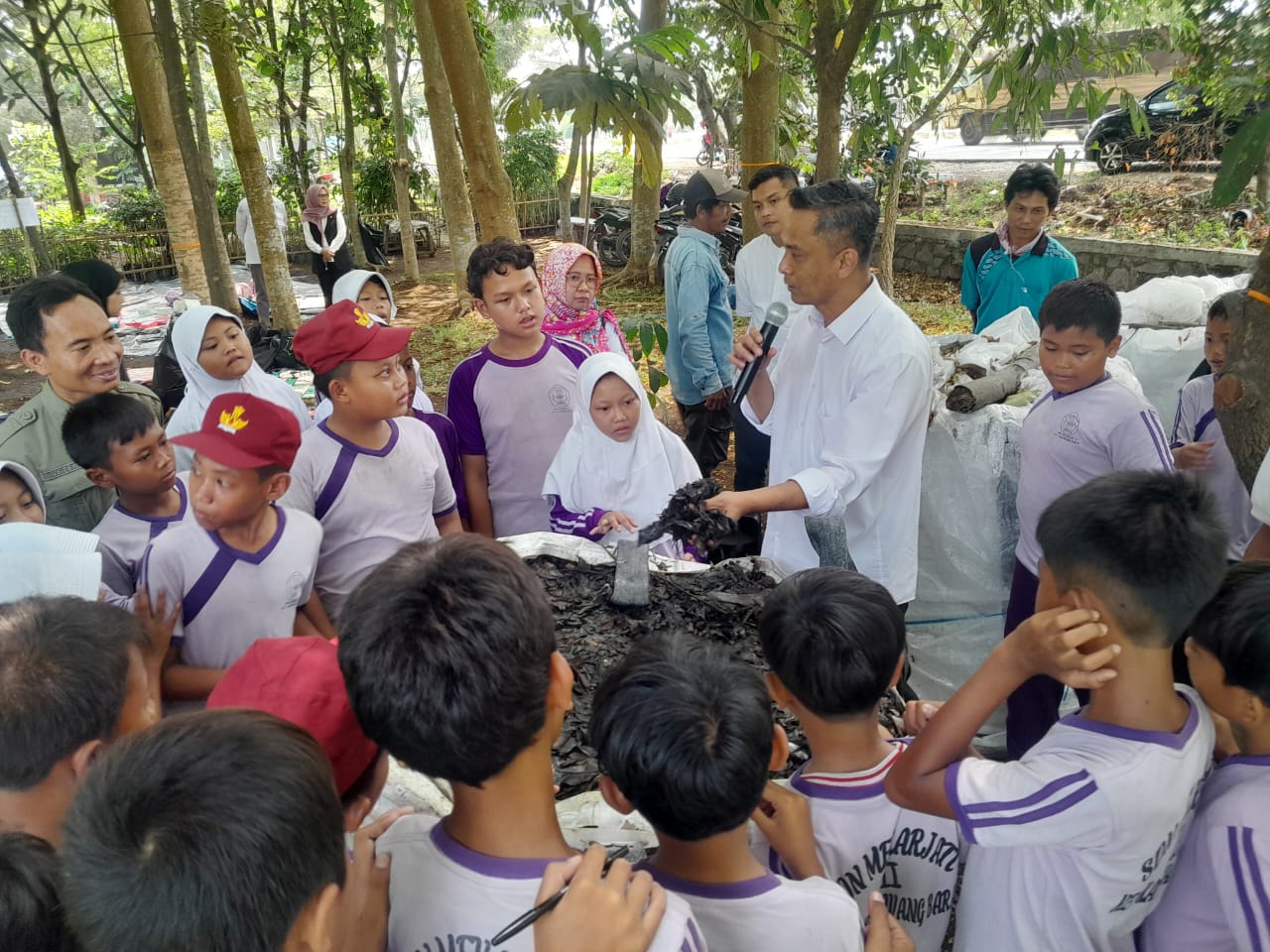 Berkolaborasi dengan Sekolah Adiwiyata, DLH Karawang Kenalkan Inovasi Pengolahan Daur Ulang Sampah Organik