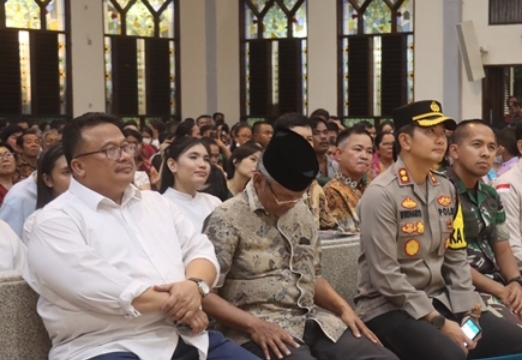 Sambangi Gereja Tadi Malam, Kepala Kemenag Karawang Ajak Umat Kristiani Tebarkan Kebaikan dan Kedamaian