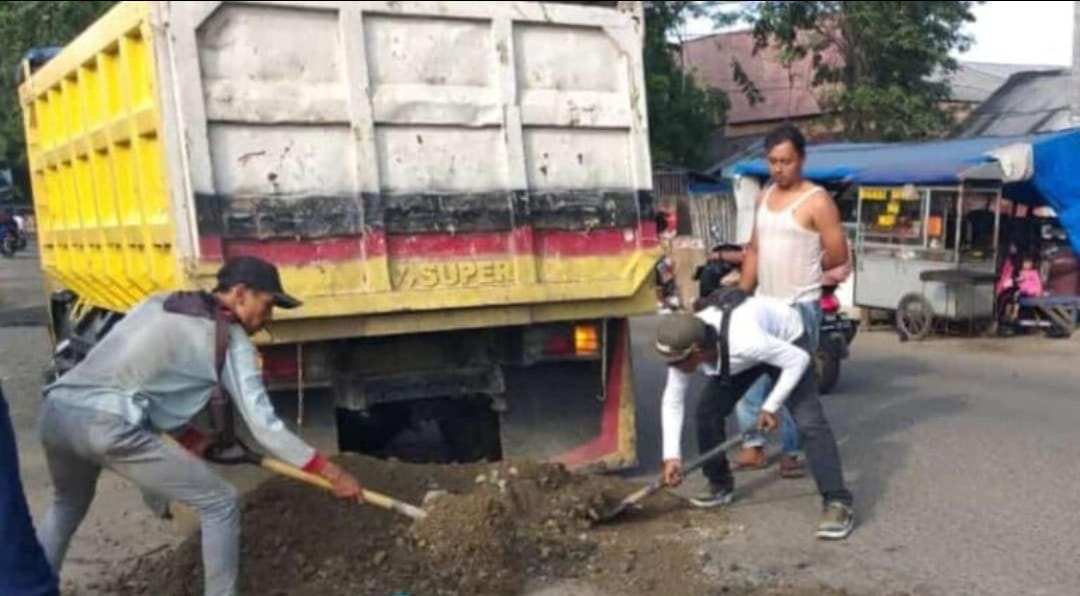 Sindir Pemda, Warga Tambal Sulam Jalan Berlubang Johar-Lamaran