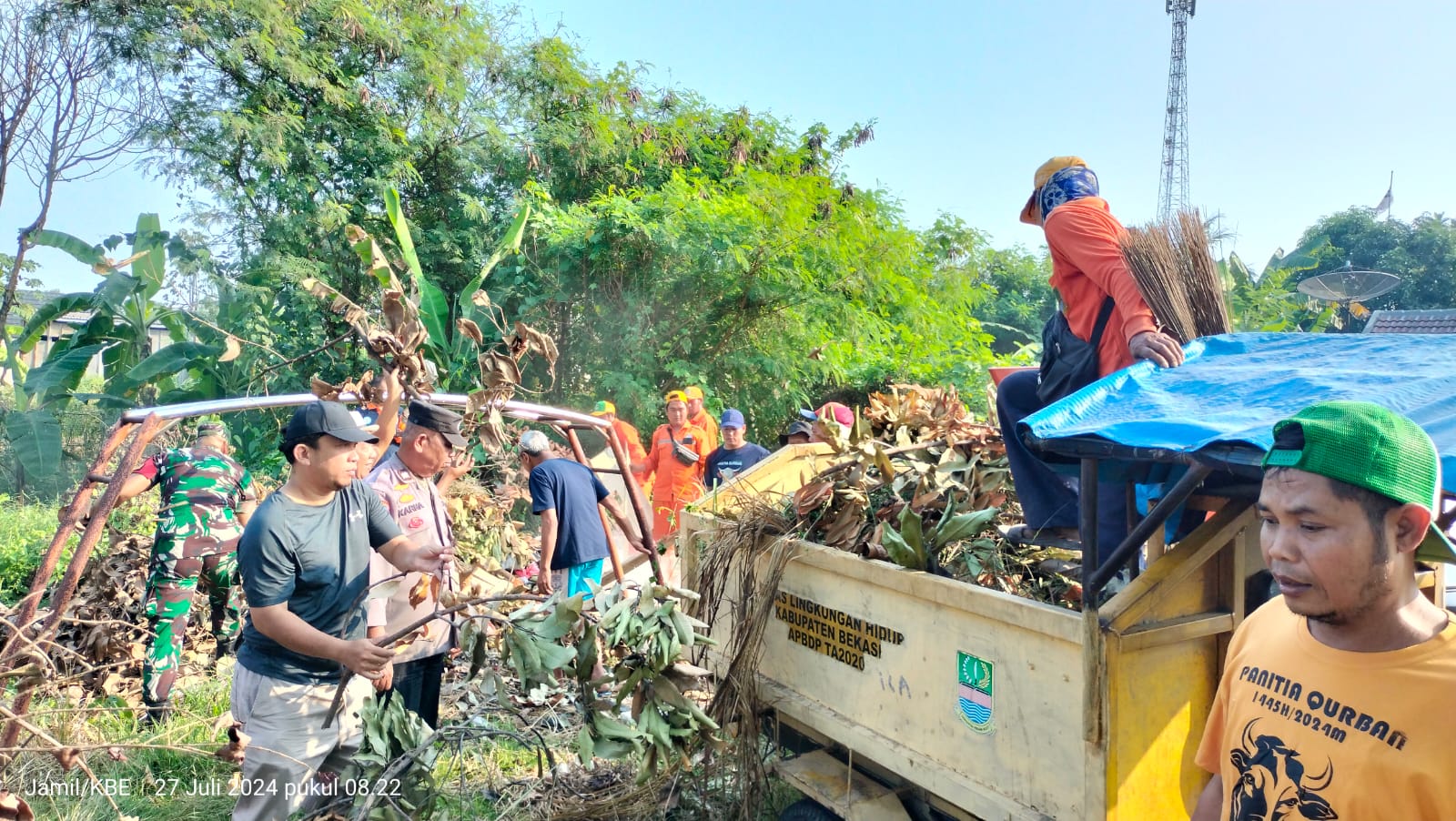 Sambut Lomba Kampung Bersih, Puluhan Warga Ciantra Gotong Royong Bersihkan Lingkungan