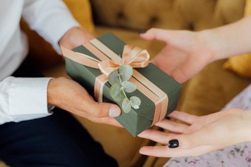 Rekomendasi 5 Hadiah Yang Cocok Diberikan Kepada Saudara Perempuan Yang Menikah 