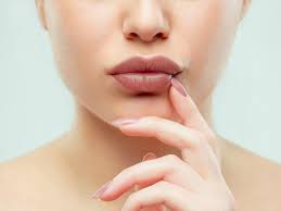 3 Kebiasaan yang Bisa Bikin Bibirmu Lembab dan Tampak Merah Muda 