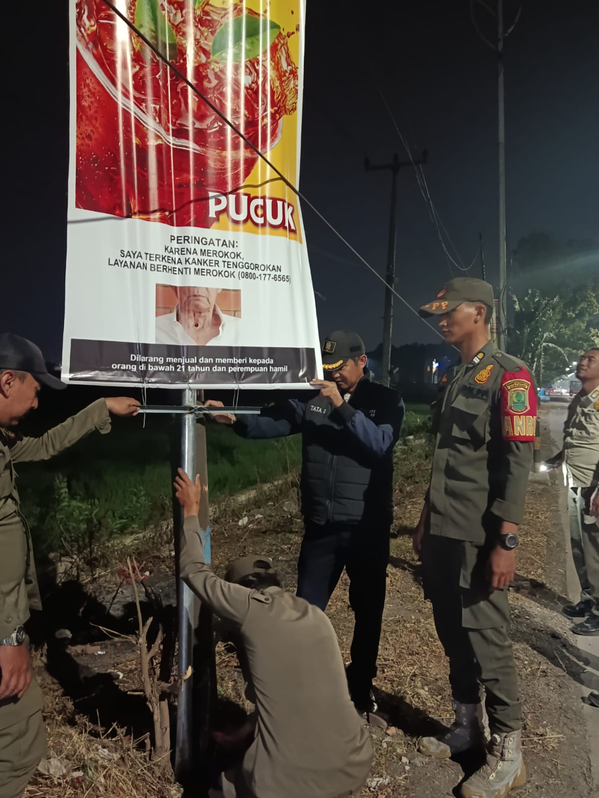 Satpol PP Karawang Amankan 8 T-Banner Kedaluwarsa di Jalan Lingkar Luar Tanjungpura-Peundeuy
