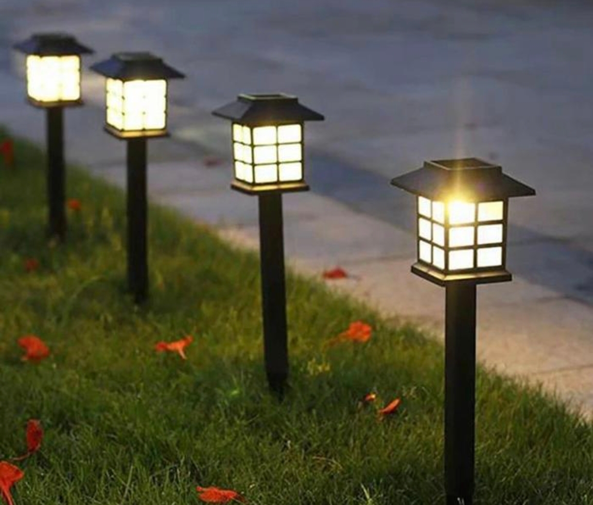 Cipta Karya Pasang Lampu Taman Solar Cell di Taman Baru Tambelang