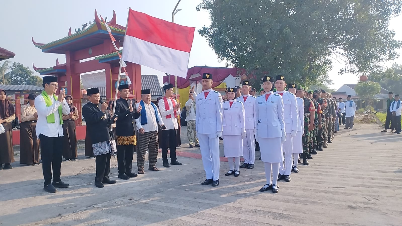 Serunya Kirab Budaya, Bentangkan Bendera Merah Putih di Sisi Utara dan Selatan Kabupaten Bekasi