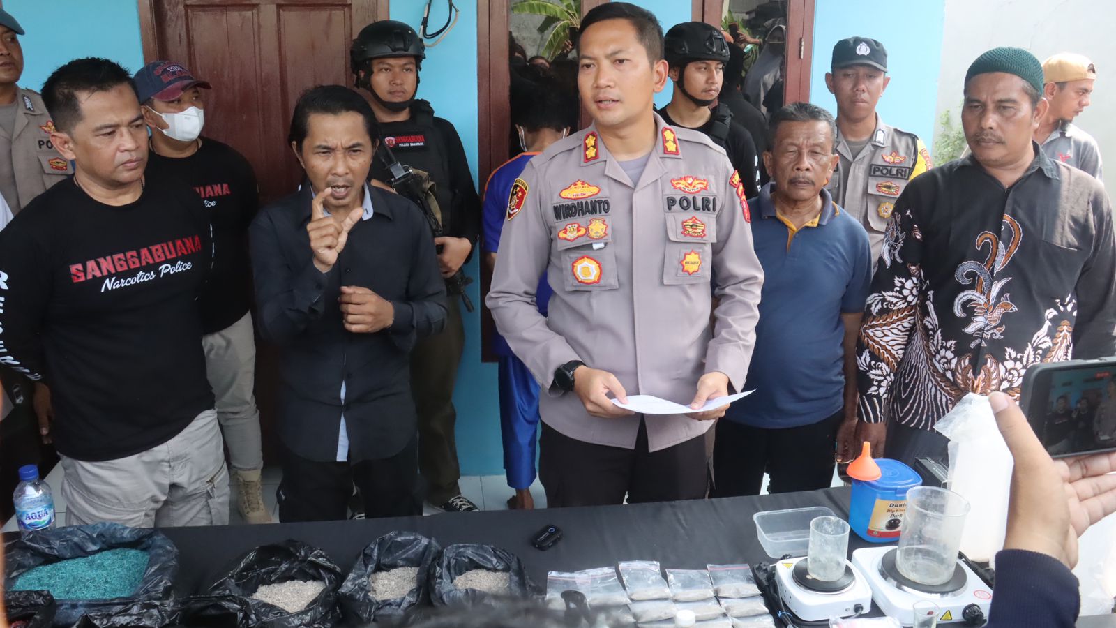 Gerebek Rumah Produksi Tembakau Sintetis, Pemuda Lulusan SMP DIciduk, Polisi Buru Kakaknya