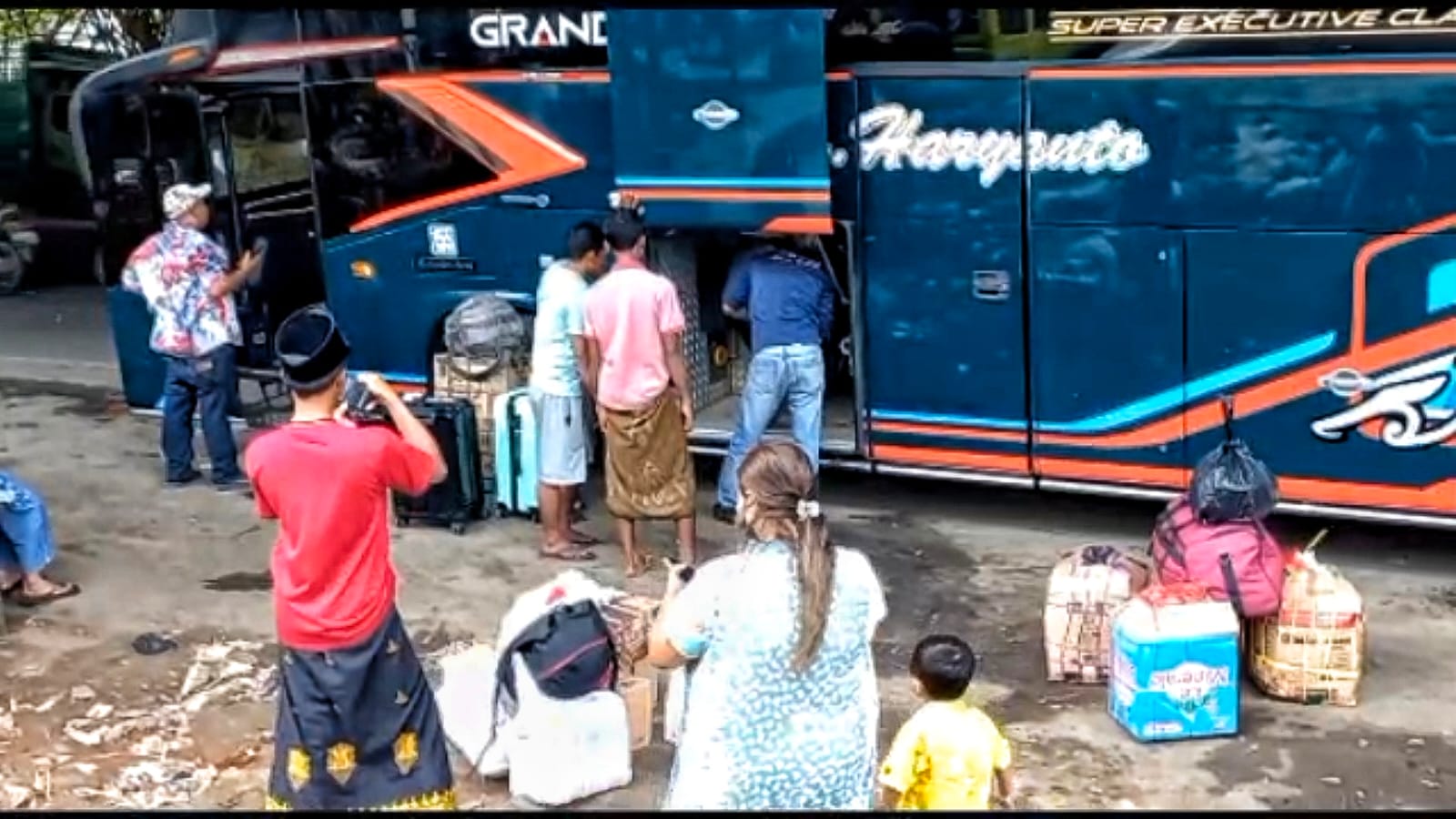 Mudik Lebih Awal, Agen Bus di Cikarang Diserbu Pemudik