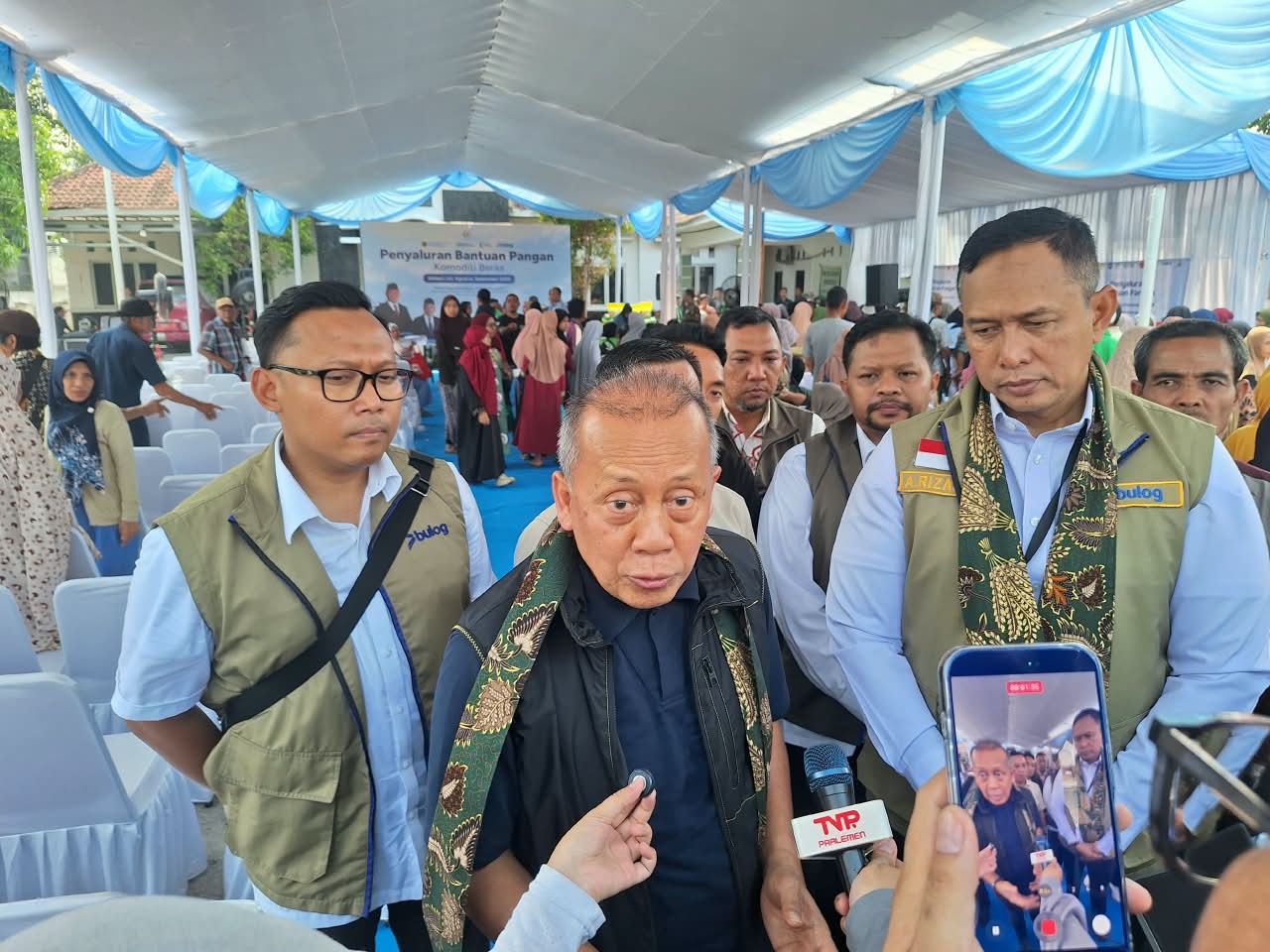 Saan Mustopa Tinjau Penyaluran Bantuan Beras untuk Warga Karangligar