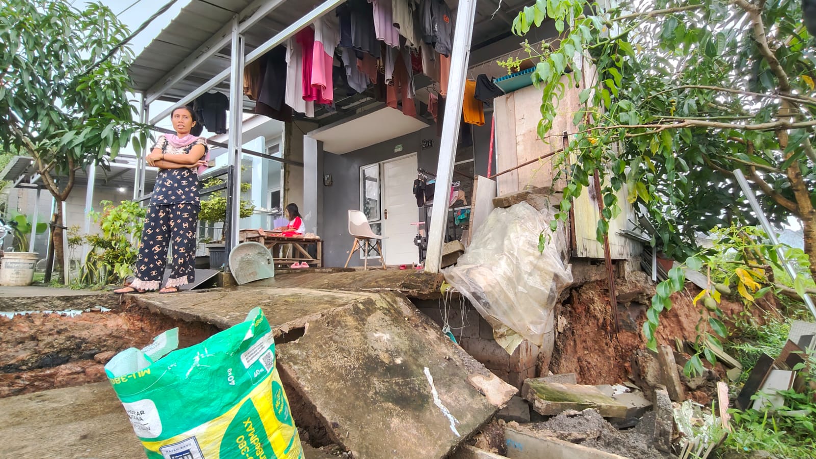 2 Rumah di Perumahan Villa Lestari Nyaris Ambruk, Warga Desak Pengembang Lakukan Penanganan Cepat