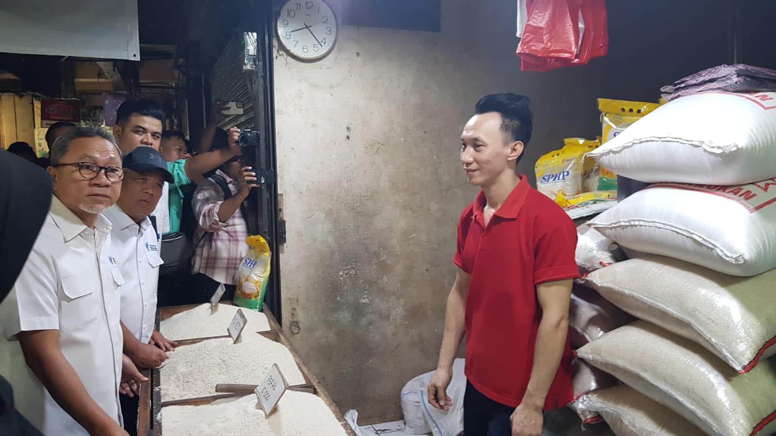 Kunjungi Bekasi, Mendag Zulhas Cek Harga Serta Ketersediaan Komoditas Bahan Pokok di Pasar Tambun