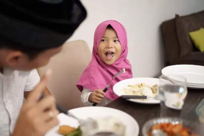 6 Tips Paling Ampuh Mengajarkan Anak Puasa, Mulai Dari Menahan Lapar 