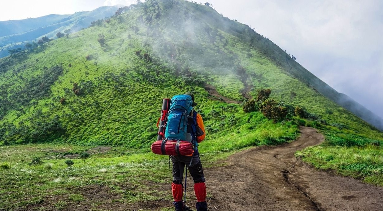 Rahasia Gaib Terkuak di Puncak Mistis Pegunungan Sanggabuana: Ritual Buang Celana dan Peri Hutan