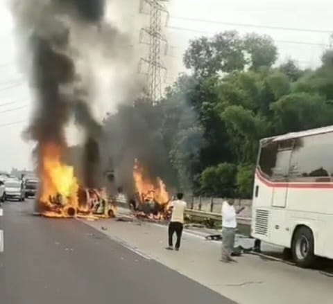 Kecelakan Beruntun di Tol Jakarta Cikampek Ruas Karawang, Sembilan Tewas Terbakar, Ini Kronologi Lengkapnya 