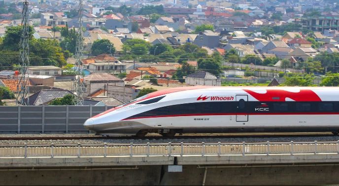 Aice Dukung HUT Pertama Kereta Cepat Whoosh lewat Kecerian Es Krim Bersama Penumpang