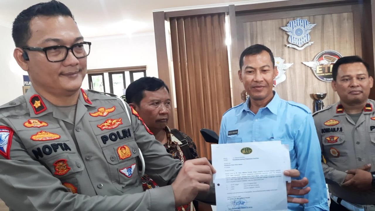 Video Viral Polisi Nilang Pengemudi Truk di Kawasan Cikarang Ternyata Hoax