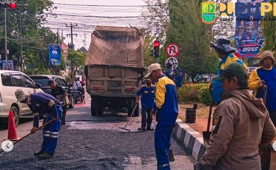 Satgas DPUPR Karawang Laksanakan Pemeliharaan Jalan di Jend. A. Yani