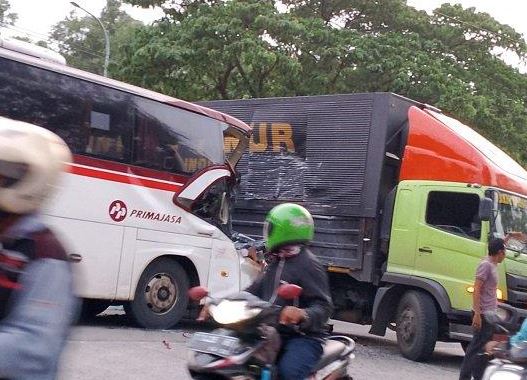 Bus Primajasa dan Truk Tabrakan di Karawang, Satu Orang Tewas