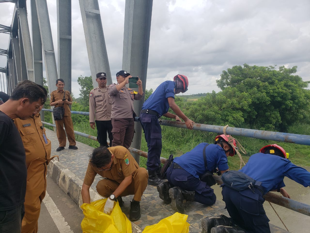 Ratusan Limbah Medis Diduga Sengaja Dibuang di Jembatan Citarum Penghubung Bekasi-Karawang, Siapa Pelakunya?