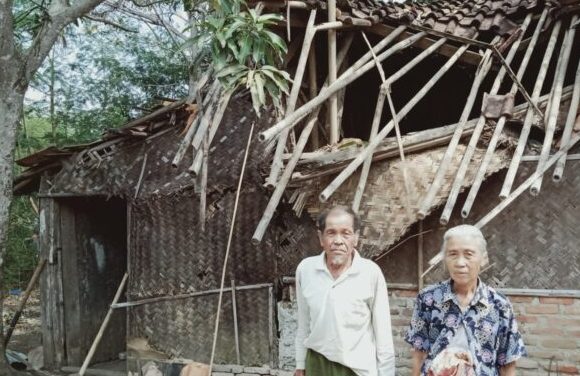 Rumah Pasangan Renta di Karawang Ini Sudah 4 Bulan Roboh, Tak Ada yang Membantu, Negara Tidak Hadir 