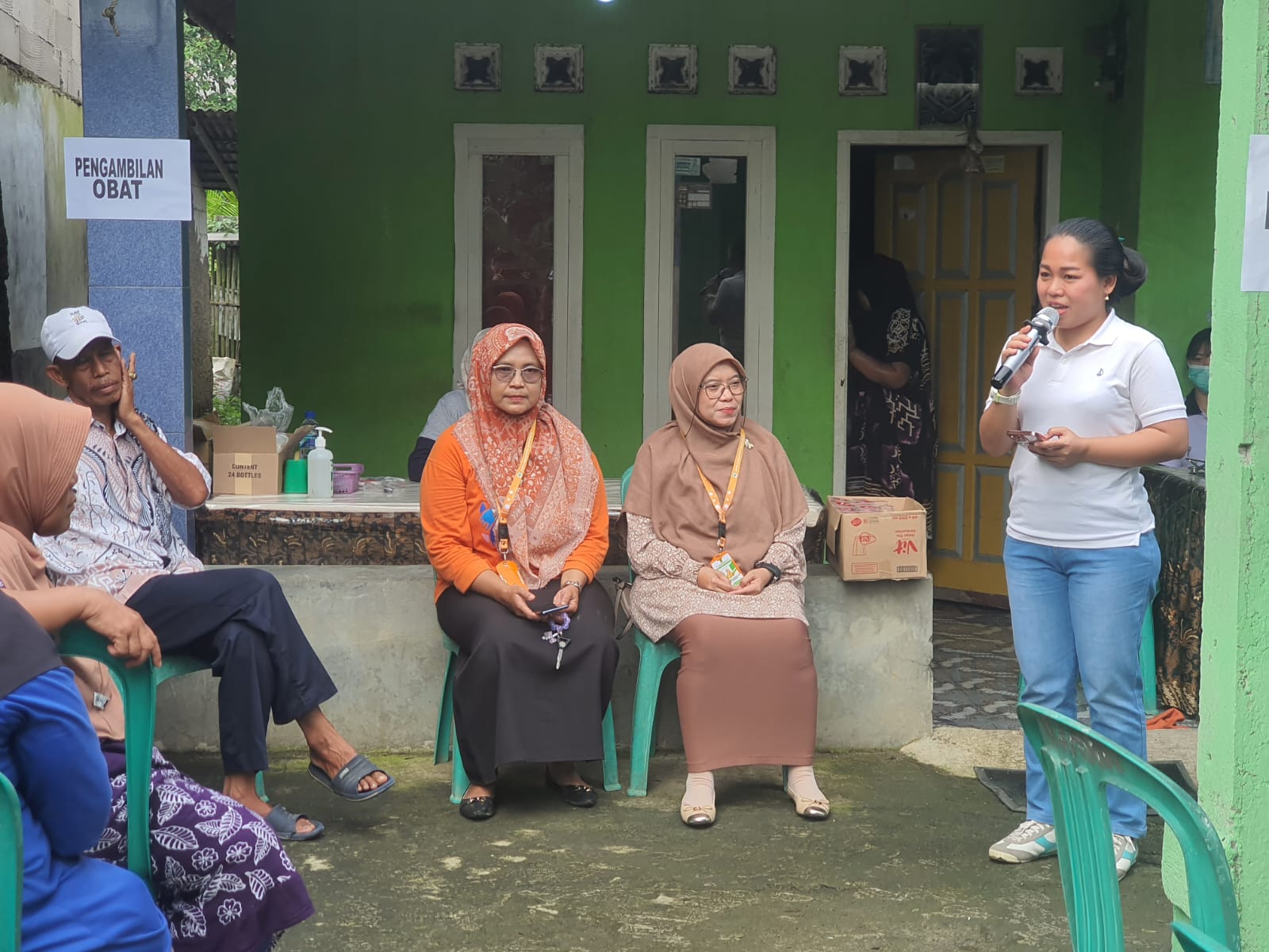 RS Bayukarta Karawang Gelar Pemeriksaan Gratis dan Penyemprotan Disinfektan di Desa Karangligar